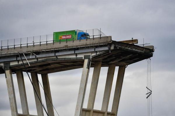 Има опасност да рухне и останалата част от моста в Генуа