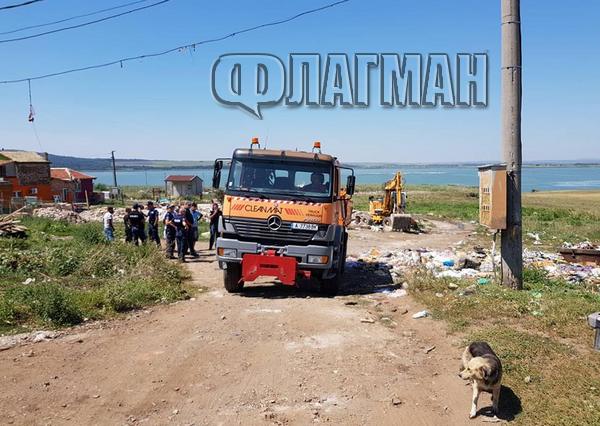 Извънредно! Багери завардиха гетото в Горно Езерово, сриват незаконни цигански къщи (СНИМКИ)