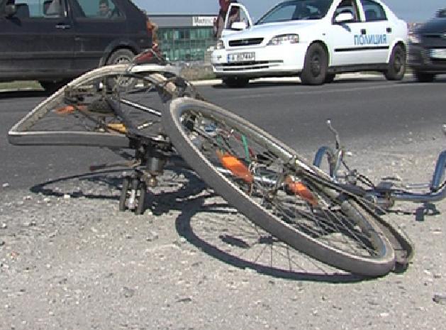 Самоубийствена маневра! Айтозлия с колело се заби в бургаска кола