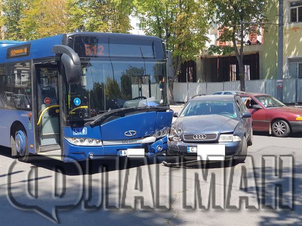 От последните минути! Софийско Ауди се блъсна в автобус Б12 на бул. „Демокрация“ (СНИМКИ)