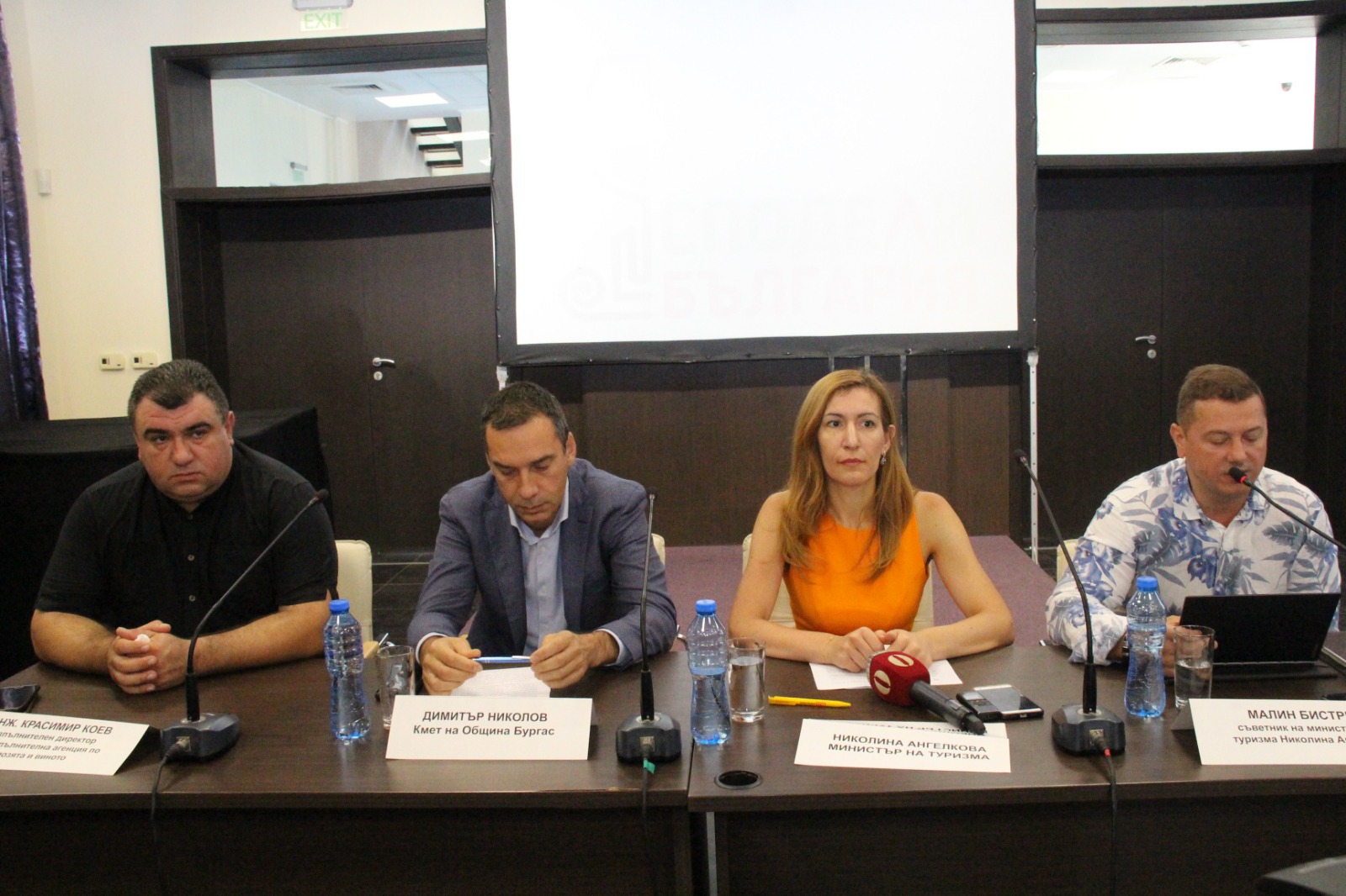 Министър Ангелкова на кръгла маса в Бургас: През октомври ще представим утвърдените от бранша и местната власт винено-кулинарни дестинации