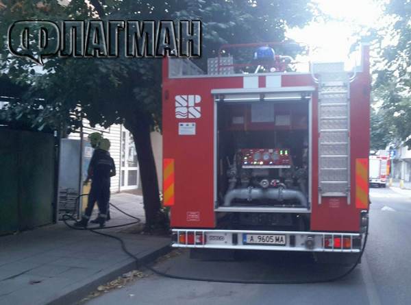 Извънредно! Пожарни, линейка и полиция летят в бургаския ж. к. "Възраждане", гори къща
