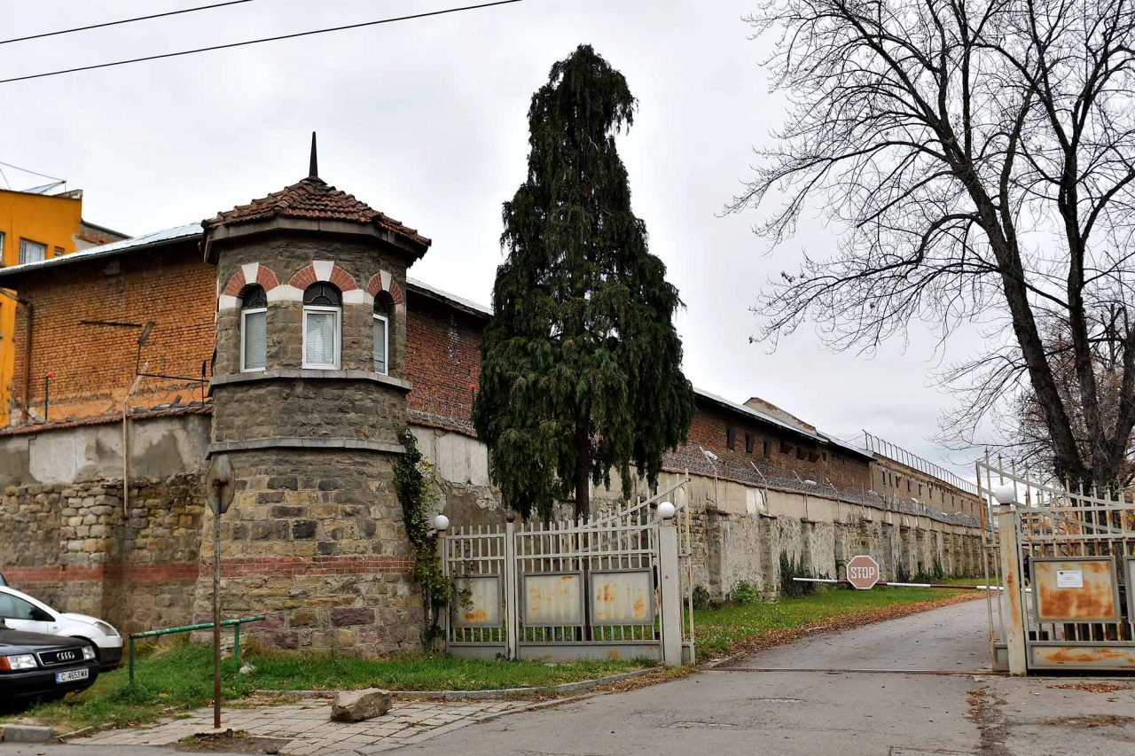 72-ма затворници, осъдени за убийства, грабежи и наркотици избягали от българските затвори, пазят имената им в тайна