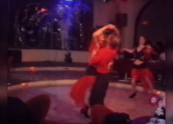 Нощен бар, стриптийз и коктейли: Вижте купона х-л „България“ през 1988 г.