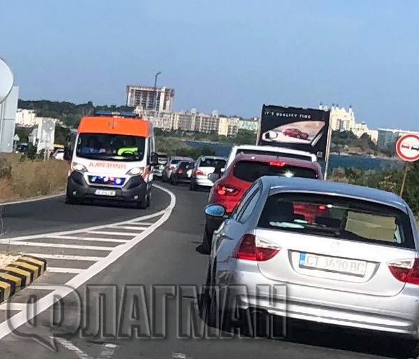 Извънредно! Жестока катастрофа затвори пътя към Поморие, има тежко пострадали, режат една от колите (СНИМКИ)