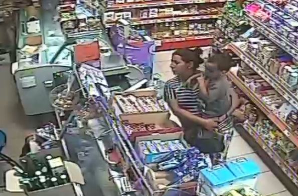 Позор! Майка с бебе на ръце краде пари от магазин в бургаския ж. к. "Братя Миладинови", познавате ли я? (ВИДЕО)