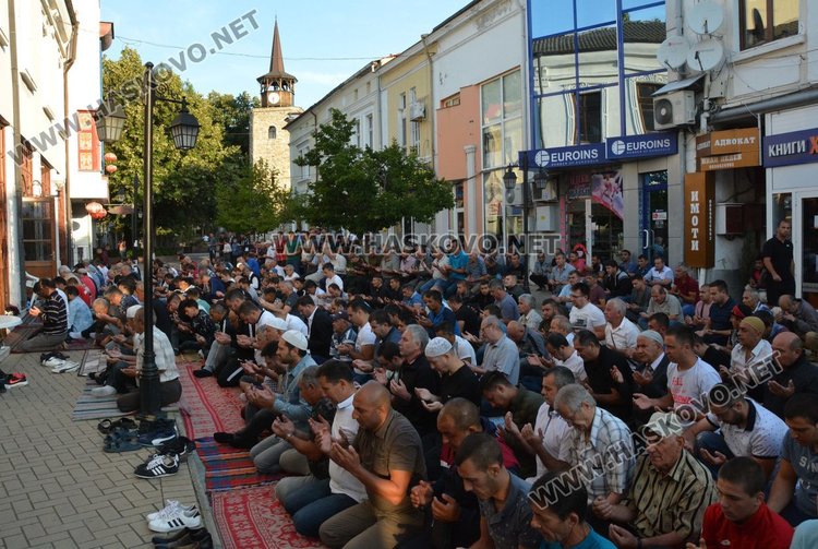 Джамиите в Хасково отесняха за Байряма, молят се на улицата