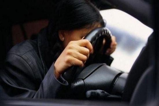 Мъртвопияни шофьори вилнеят в Бургаско! 33-годишна подкара Нисана си на бутилка концентрат