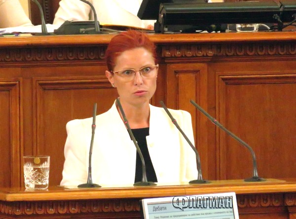 Шестима депутати подкрепиха Ралица Агайн, но мнозинството я отстрани от длъжност
