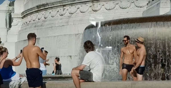 Туристи решиха да се изкъпят във фонтан в Рим... голи (ВИДЕО)