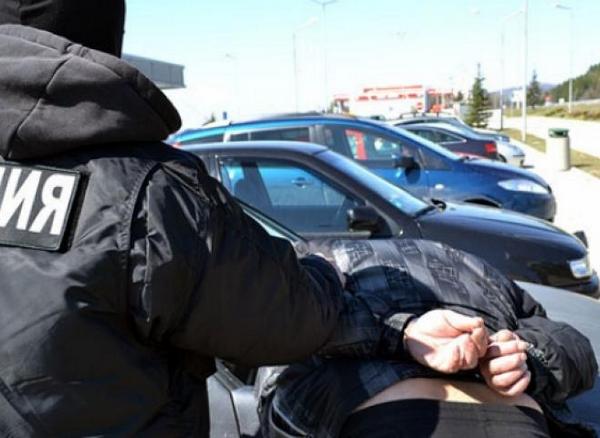 Пълен потрес! Живко подкара Форд с различни номера, откриха плик с дрога в него