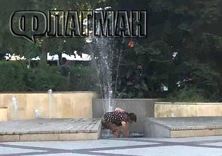Туристи помислиха фонтана пред Община Бургас за Ди Треви, циганка обра стотинките им