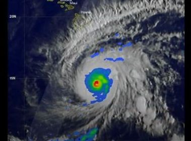 „Лейн” удря Хаваите, хората се запасяват с храна и вода