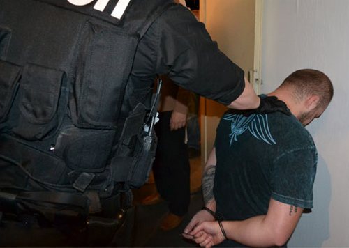 Полицаи щурмуваха дома на бургаския ученик Тодор, намериха торба с наркотици