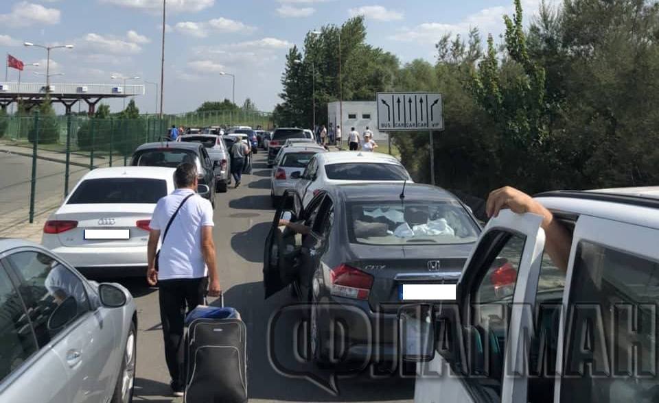 Ад на границата с Турция: Стотици автомобили блокирани на пункта Лесово-Хамзабейли (СНИМКИ)