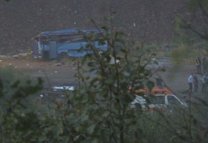 Пазят шофьора на автобуса-ковчег край Своге да не се самоубие