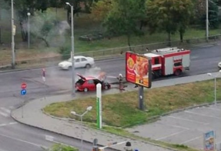 Кола избухна в пламъци насред ключов булевард (СНИМКИ)