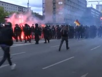 Полиция би жестоко младежи в германския град Кемниц, протестиращи срещу убийствата, извършени от "мирни бежанци"
