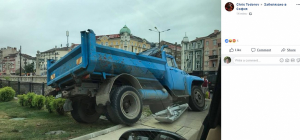 Извънредно! Страшен инцидент, камион пропадна на кръгово кръстовище