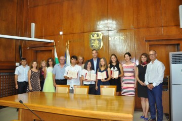 Кметът Димитър Николов връчи национални дипломи на бургаски отличници