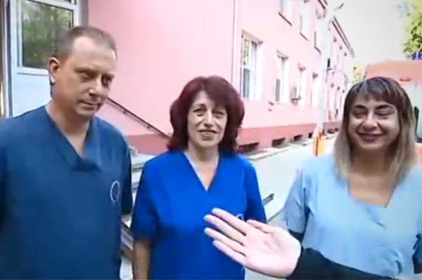 Вижте бургаските лекари-герои, които акушираха бременна в линейка (ВИДЕО)