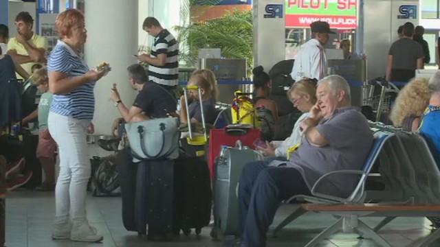 Пътници на Райънеър чакат с часове на летището в София