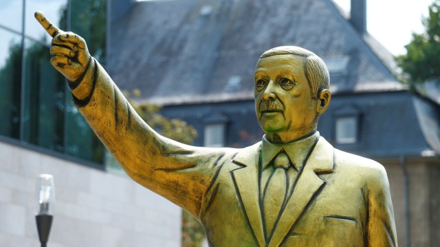 4-метрова позлатена статуя на Ердоган се появи във Висбаден