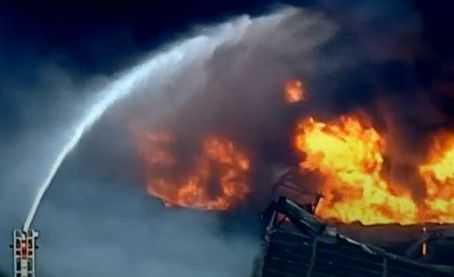 Голям пожар в химически завод, над 100 пожарникари се борят с огъня