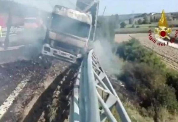 Истински ад: Тираджия изпревари лека кола на магистралата в Италия, уби баща и син, а камионът му стана на пепел