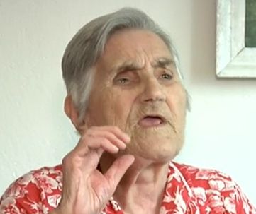 85-годишна баба защити полицая, ругал момчета: Тормозят ме, мога да скоча и през прозореца (ВИДЕО)
