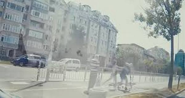 Колоездач и пешеходка си раздават шамари на пъпа на града