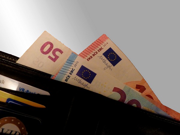 Преводът в евро ще струва колкото в лева