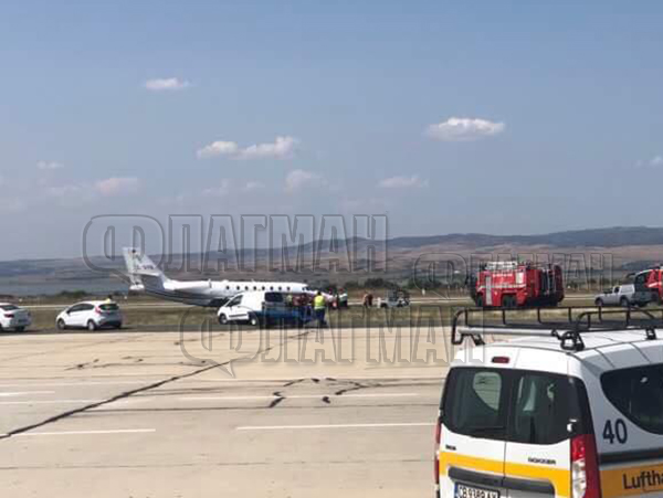 Извънредно! Самолет разора тревата на летището в Бургас след аварийно кацане (СНИМКИ)