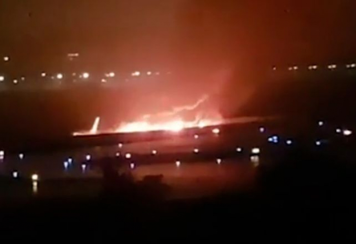 Боинг 737 мина през оградата и избухна в пламъци