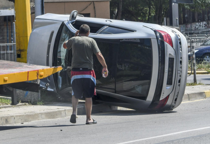 Две коли се попиляха на натоварен булевард – едната е с гумите нагоре