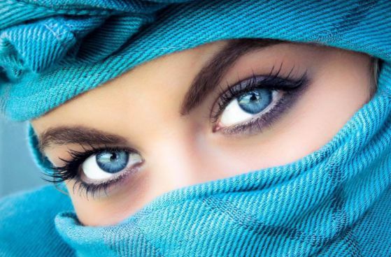 Тайните, които крият сините очи