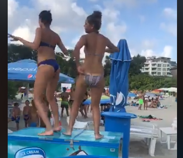 Див купон на Южното Черноморие! Девойки мятат гюбеци върху хладилник на брега на морето (ВИДЕО)