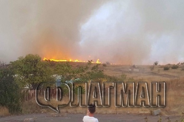 Извънредно! Пламъци обхванаха местността Каптажа край Бургас