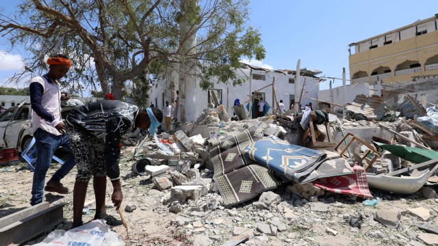 Атака с кола бомба в Сомалия, има загинали (СНИМКИ)
