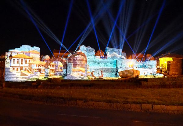 Светлинно шоу озарява крепостните стени в Несебър