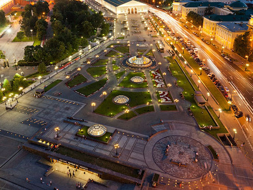 Идея: „Манежная площадь” да сътворим в Бургас край Альоша, вместо незавършения ГУМ