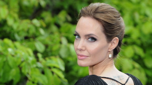 Анджелина Джоли: Дръзка, секси, бунтарка и стилна дама (СНИМКИ)