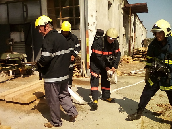 „Пожар” в дърводелски цех гасиха доброволци в Камено