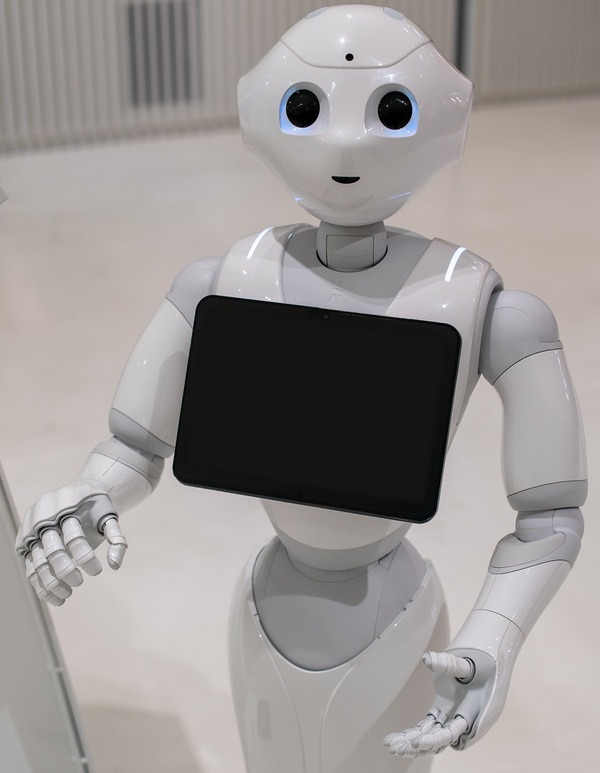 Роботът Пепър на помощ на учениците в IT гимназията в Бургас