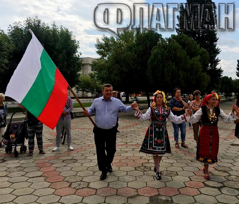 6-метрово българско знаме на площада в Камено в чест на Съединението (СНИМКИ)