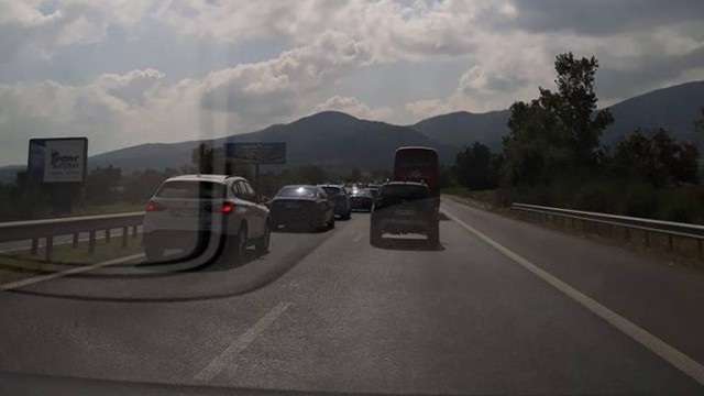 6 км опашка на "Тракия" в посока Бургас: Камион разпиля чакъл на пътя