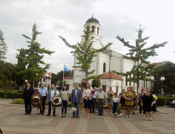 Поморие празнува Съединението, полагат венци и цветя пред монумента на Левски