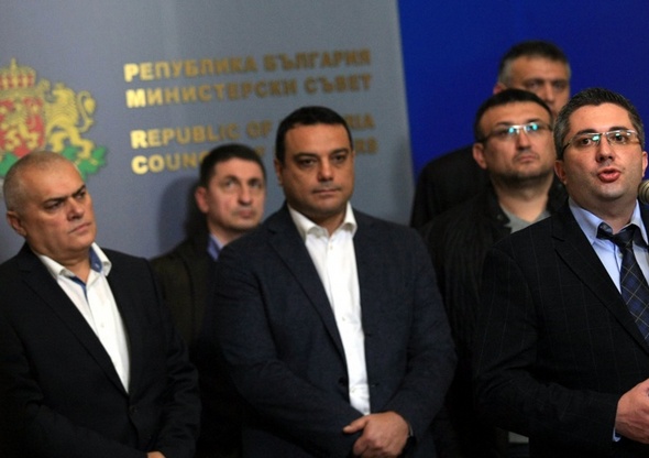 Валентин Радев и Ивайло Московски гонят две депутатки от парламента