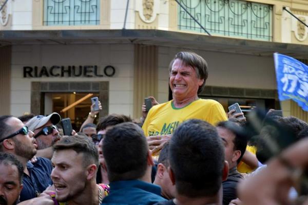 Намушкаха с нож водещия кандидат за президент на Бразилия (ВИДЕО)