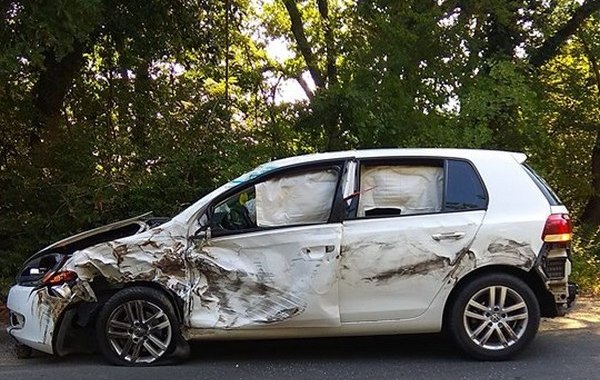 Отново меле на пътя! Кола се заби в насрещно движещ се ТИР край Приморско
